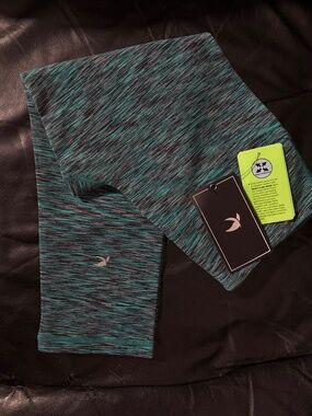 Glyder Crops Size 4 NWT